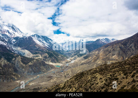 Beau panorama de montagne de la rivière Bagmati sacrée près du village de Manang au printemps 24, le Népal. Banque D'Images