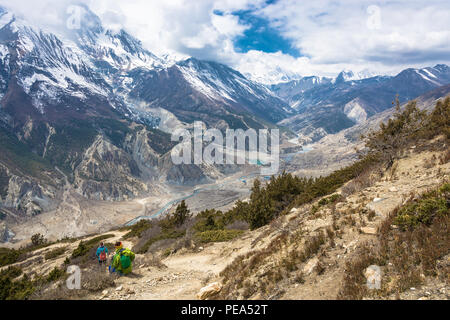 Deux touristes sur la montagne sacrée de la vallée de la rivière Bagmati, près du village de Manang, au Népal. Banque D'Images