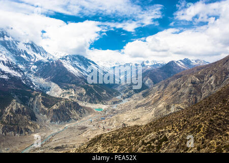 Beau panorama de montagne de la rivière Bagmati sacrée près du village de Manang au printemps 24, le Népal. Banque D'Images