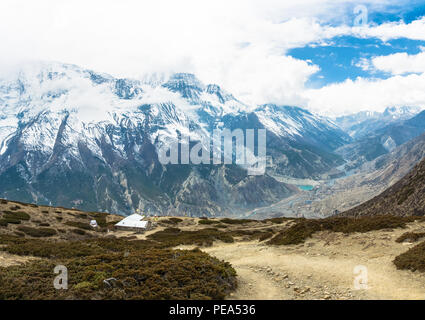 Belle vue de Manang village et de la rivière Bagmati sacrée dans l'Himalaya, au Népal. Banque D'Images