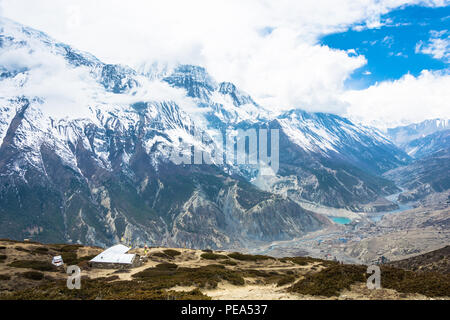 Belle vue de Manang village et de la rivière Bagmati sacrée dans l'Himalaya, au Népal. Banque D'Images