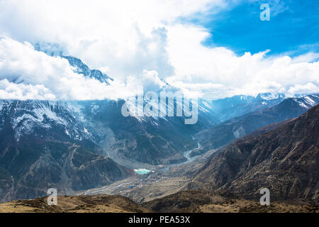 Magnifique paysage de montagne avec fleuve Bagmati dans l'Himalaya à jour de printemps, le Népal. Banque D'Images