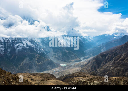 Belle vue de Manang village et de la rivière Bagmati sacrée dans l'Himalaya, au Népal. Banque D'Images