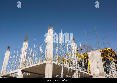 Metal structures en béton de l'immeuble en construction. Les échafaudages et les prend en charge. Vue de dessous Banque D'Images