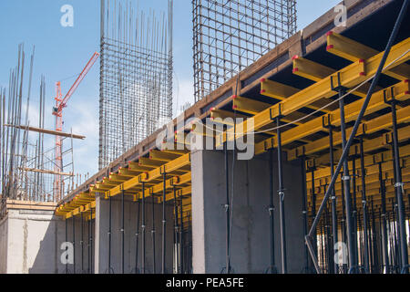 Structures en béton armé de l'immeuble en construction. d'échafaudages et de soutien. grue Banque D'Images