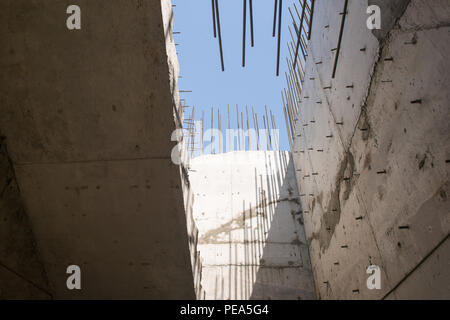 Des murs de béton et les escaliers dans un nouveau bâtiment Banque D'Images