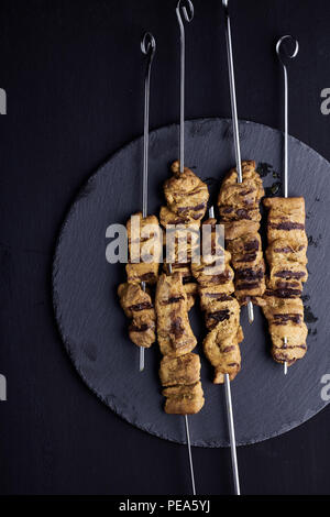 Saté de porc servi avec sauce aux arachides ou une sauce aigre-douce. Banque D'Images