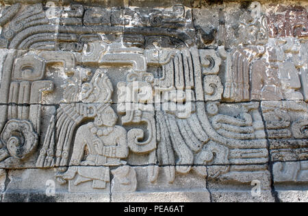 Avec la sculpture bas-relief d'un chef indien de l'Amérique pré-colombienne, la civilisation Maya, Temple de la Serpent à Plumes à Xochicalco, au Mexique. L'UNESCO Banque D'Images