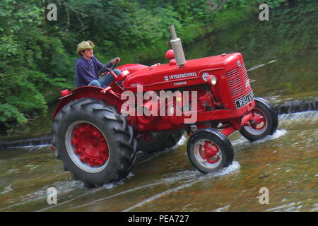 Le tracteur tourner qui voit les tracteurs et autres véhicules traverser la rivière en convoi se rendant à Ripon Centre Ville de Newby Hall North Yorks. Banque D'Images