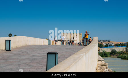 Cordoue, Espagne - Juillet 13, 2018 : Avis de touristes traversant le célèbre pont romain de Cordoue voyage Guadalquivir Banque D'Images