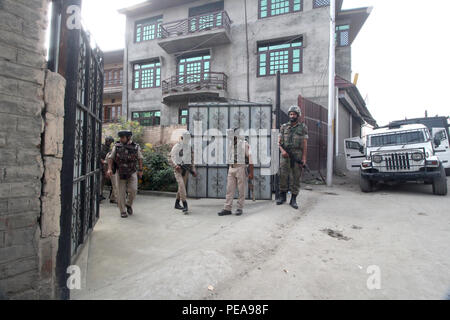 Dans la région de Srinagar, Cachemire indien le 12 août 2018. Un affrontement armé entre les rebelles et les forces indiennes au Cachemire ont fait rage en début de matinée à Srinagar, la principale ville du cachemire dans lequel le personnel de la police est mort un peu d'autres ont été blessés alors qu'en tant que les rebelles se sont échappés de la bataille des armes à feu, a annoncé la police. (Photo de Muzamil Mattoo / Pacific Press) Banque D'Images