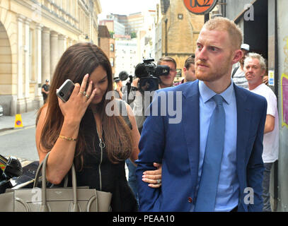 Angleterre cricketer Ben Stokes quitte Bristol Crown Court avec sa femme Clare, où il est en procès accusé d'échauffourée. Banque D'Images