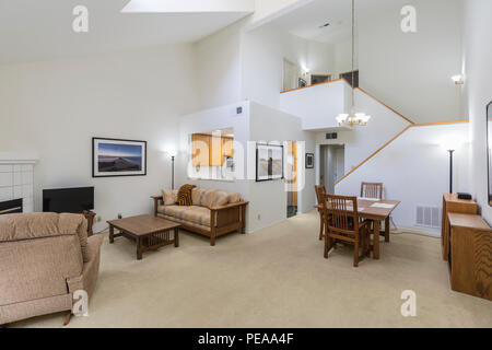 Haut plafond condo living room. L'art de mur est le cadre de travail des photographes et est incluse dans la version. Banque D'Images