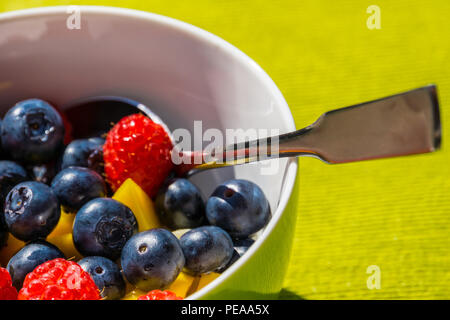 Mélange sain de fruits en été pour se rafraîchir Banque D'Images