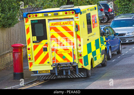Une ambulance d'urgence s'est arrêtée sur la route avec des feux de détresse allumés pour assister à une situation médicale à Bournemouth, Dorset Royaume-Uni en août Banque D'Images