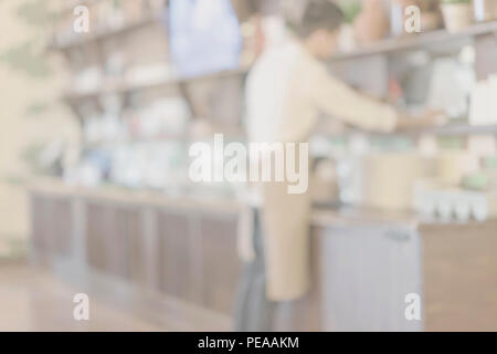 Méconnaissable serveur dans un café au travail . Light abstract background Banque D'Images