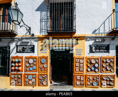 Cordoue, Espagne - 13 juil 2018 : sites des magasins vendant des souvenirs dans une boutique près de la Mezquita Catedral -, Cordoue, Andalousie, Espagne Banque D'Images