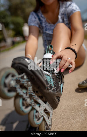 Close-up of a young woman preparing pour roller. Banque D'Images