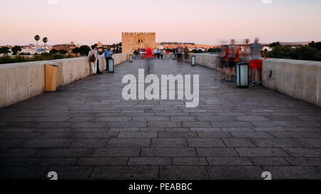 Cordoue, Espagne - Juillet 13, 2018 : Avis de touristes traversant le célèbre pont romain de Cordoue voyage Guadalquivir Banque D'Images