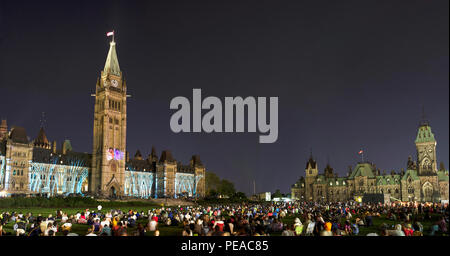 Une foule regarde la Northern Lights Spectacle son et lumière sur la Colline du Parlement à Ottawa, Canada. Banque D'Images