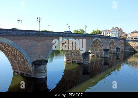 Pont sur la rivière Dordogne à Bergerac, sud ouest de la France, à l'été 2018. Banque D'Images