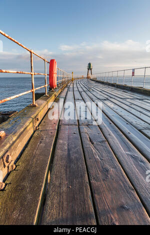 Début de la lumière du matin sur la jetée ouest à Whitby Yorkshire Angleterre après la pluie Banque D'Images