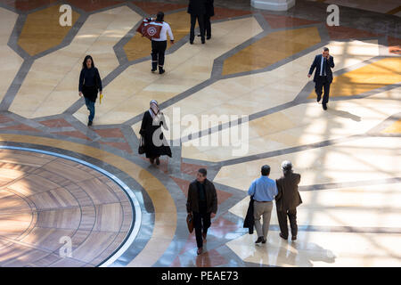 Shoppers à Istinye Park shopping center mall près du quartier financier et d'affaires de Levent d'Istanbul, Turquie Banque D'Images