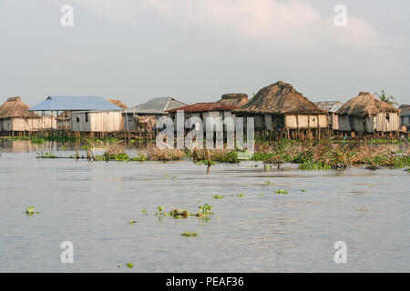 Bâtiments dans le village, sur le Lac Nokoué Ganvie, Bénin, Afrique Banque D'Images