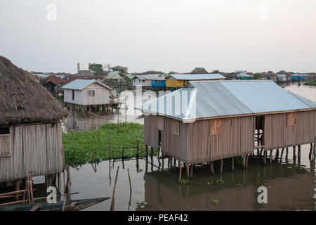 Bâtiments dans le village, sur le Lac Nokoué Ganvie, Bénin, Afrique Banque D'Images