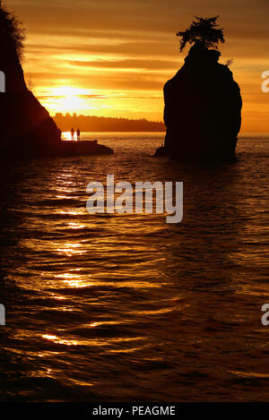 Siwash Coucher du Soleil, Vancouver. Coucher de soleil sur la baie English culminer aux alentours de Siwash Rock dans le parc Stanley. Vancouver, Colombie-Britannique, Canada. Banque D'Images