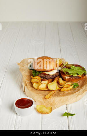 Hamburgers fraîchement cuisiné et servi avec sauce frites Banque D'Images