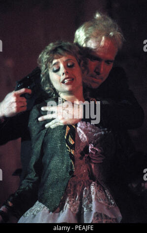 DATE DE SORTIE : Mars 29, 1985 TITRE DE LA VIDÉO : recherche désespérément Susan Réalisateur : Susan Siedelman STUDIO : Orion Pictures PLOT : ennuyer Roberta repère une annonce personnelle régulière dans l'article intitulé "Recherche d'esperately Susan'. Elle partira pour New York, à la suite d'une des publicités, et trouve Susan. Quand Susan vend sa veste, Roberta - d'essayer d'imiter son mystère d'annonces - achète la veste et le porte sur la photo : Rosanna Arquette comme Roberta Glass (crédit Image : © Orion Pictures/photos) Banque D'Images