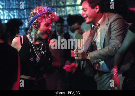 DATE DE SORTIE : Mars 29, 1985 TITRE DE LA VIDÉO : recherche désespérément Susan Réalisateur : Susan Siedelman STUDIO : Orion Pictures PLOT : ennuyer Roberta repère une annonce personnelle régulière dans l'article intitulé "Recherche d'esperately Susan'. Elle partira pour New York, à la suite d'une des publicités, et trouve Susan. Quand Susan vend sa veste, Roberta - d'essayer d'imiter son mystère d'annonces - achète la veste et le porte sur la photo : MADONNA comme Susan (crédit Image : © Orion Pictures/photos) Banque D'Images