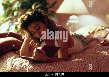 DATE DE SORTIE : Mars 29, 1985 TITRE DE LA VIDÉO : recherche désespérément Susan Réalisateur : Susan Siedelman STUDIO : Orion Pictures PLOT : ennuyer Roberta repère une annonce personnelle régulière dans l'article intitulé "Recherche d'esperately Susan'. Elle partira pour New York, à la suite d'une des publicités, et trouve Susan. Quand Susan vend sa veste, Roberta - d'essayer d'imiter son mystère d'annonces - achète la veste et le porte sur la photo : MADONNA comme Susan (crédit Image : © Orion Pictures/photos) Banque D'Images