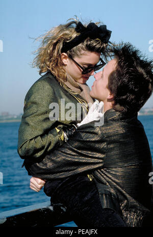 DATE DE SORTIE : Mars 29, 1985 TITRE DE LA VIDÉO : recherche désespérément Susan Réalisateur : Susan Siedelman STUDIO : Orion Pictures PLOT : ennuyer Roberta repère une annonce personnelle régulière dans l'article intitulé "Recherche d'esperately Susan'. Elle partira pour New York, à la suite d'une des publicités, et trouve Susan. Quand Susan vend sa veste, Roberta - d'essayer d'imiter son mystère d'annonces - achète la veste et le porte sur la photo : MADONNA comme Susan (crédit Image : © Orion Pictures/photos) Banque D'Images