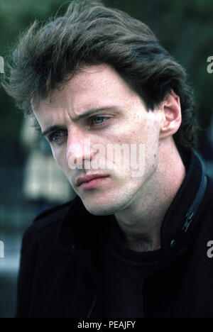 DATE DE SORTIE : Mars 29, 1985 TITRE DE LA VIDÉO : recherche désespérément Susan Réalisateur : Susan Siedelman STUDIO : Orion Pictures PLOT : ennuyer Roberta repère une annonce personnelle régulière dans l'article intitulé "Recherche d'esperately Susan'. Elle partira pour New York, à la suite d'une des publicités, et trouve Susan. Quand Susan vend sa veste, Roberta - d'essayer d'imiter son mystère d'annonces - achète la veste et le porte sur la photo : AIDAN QUINN comme Dez (crédit Image : © Orion Pictures/photos) Banque D'Images