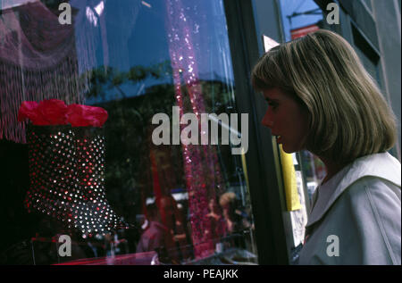 Mar 29, 1985 ; Atlantic City, NJ, USA ; Rosanna Arquette comme Roberta Glass dans la bande dessinée, film romantique, à la recherche d'esperately "Susan" réalisé par Susan Seidelman. Banque D'Images