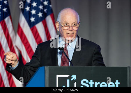 Le sénateur Ben Cardin (D - MD) s'exprimant lors de la Conférence nationale J Street à Washington, DC Le 16 avril 2018 Banque D'Images