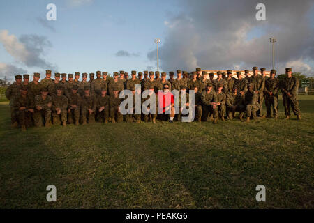 Le maire de Tinian Joey P. San Nicolas rejoint le Lieutenant-colonel Eric Reid, commandant de bataillon, 1e Bataillon, 2e Régiment de Marines, et les Marines de la Compagnie A, B et C, après avoir retiré les Marines les débris laissés derrière par le typhon Soudelor. Les Marines ont pris part aux efforts de relations communautaires avec les gens de Tinian, Commonwealth des îles Mariannes du Nord, le 17 novembre 2015, après avoir été déployée à court préavis de Fuji pour sécuriser le terrain d'expéditionnaires théoriquement et organiser des formations. La formation a permis aux Marines américains l'occasion d'établir des communications à longue distance et reçoivent l'aide professionnelle militar Banque D'Images