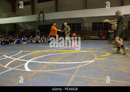 Le maire de Tinian Joey P. San Nicolas, serre la main avec le Lieutenant-colonel Eric Reid, commandant de bataillon, 1e Bataillon, 2e Régiment de Marines, après ses marins a joué au basket-ball contre l'équipe de l'école secondaire de Tinian. Les Marines ont pris part aux efforts de relations communautaires avec les gens de Tinian, Commonwealth des îles Mariannes du Nord, le 17 novembre 2015, après avoir été déployée à court préavis de Fuji pour sécuriser le terrain d'expéditionnaires théoriquement et organiser des formations. La formation a permis aux Marines américains l'occasion d'établir des communications à longue distance et de recevoir l'éducation militaire professionnelle afin Banque D'Images