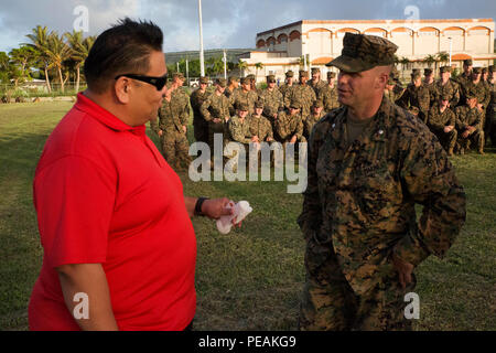 Le maire de Tinian Joey P. San Nicolas parle avec le Lieutenant-colonel Eric Reid, commandant de bataillon, 1e Bataillon, 2e Régiment de Marines, après ses marins retirés des débris laissés par le typhon Soudelor. Les Marines ont pris part aux efforts de relations communautaires avec les gens de Tinian, Commonwealth des îles Mariannes du Nord, le 17 novembre 2015, après avoir été déployée à court préavis de Fuji pour sécuriser le terrain d'expéditionnaires théoriquement et organiser des formations. La formation a permis aux Marines américains l'occasion d'établir des communications à longue distance et de recevoir l'éducation militaire professionnelle afin d'assurer Banque D'Images