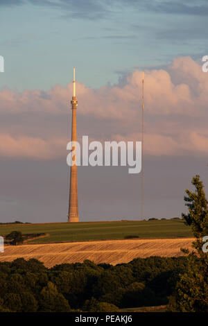 Une vue de l'Emley Moor mât de transmission avec le mât temporaire érigé à côté d'elle tandis que la maintenance est effectuée sur le mas d'origine Banque D'Images