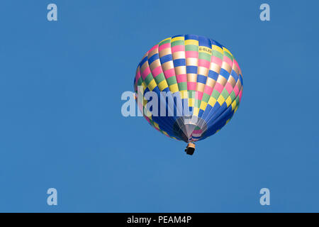 Un ballon à air chaud sur la photo lors d'une ascension de masse le matin du 11 août 2018 au cours de la Bristol International Balloon Fiesta. Banque D'Images