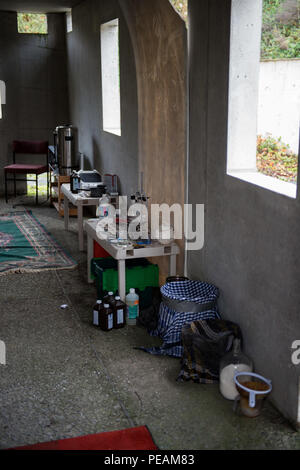 Vue d'un laboratoire de simulation comme les forces spéciales rechercher un composé pour le Campus des forces d'opérations spéciales de l'OTAN l'exploitation technique du contrôleur de l'opérateur en cours ils se sont inscrits, sur la base aérienne de Chièvres, Belgique, le 29 octobre 2015. (U.S. Photo de l'armée par Visual Spécialiste de l'information, Pierre-Etienne Courtejoie/libérés) Banque D'Images