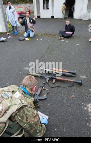 Membre de l'Specialno Delovanje za Enota slovène (unité des opérations spéciales) prépare une photo enchaînement des preuves et les suspects trouvés au cours d'une exploitation technique du site en tant que forces spéciales des États-Unis et de leurs alliés pour la recherche d'un composé des Forces d'opérations spéciales de l'OTAN l'exploitation technique du Campus Cours de contrôleur de l'opérateur qu'ils inscrits dans, sur la base aérienne de Chièvres, Belgique, le 29 octobre 2015. (U.S. Photo de l'armée par Visual Spécialiste de l'information, Pierre-Etienne Courtejoie/libérés) Banque D'Images