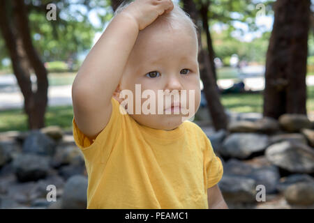 Cute Toddler Child Scratching Head Banque D'image Et Photos - Alamy