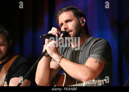 Artiste de musique country Canaan Smith exécute pour le compte d'une foule de près de 2 000 soldats, marins et membres de la Communauté pendant la 7e guitare WRNS Traction au Marine Corps Air Station Cherry Point, N.C., 19 novembre 2015. Le concert gratuit organisé par Marine Corps Services communautaires et locales d'une station de radio de musique country WRNS. La guitare tirer les talents dont William Michael Morgan, Cam, Canaan Smith, Cassadee Pope et Waterloo Revival. (U.S. Marine Corps Photo par le Cpl. N.W. Huertas/libérés) Banque D'Images