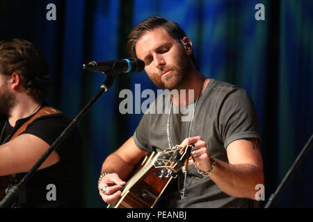 Artiste de musique country Canaan Smith musiques sa guitare avant d'effectuer d'une foule de près de 2 000 soldats, marins et membres de la Communauté pendant la 7e guitare WRNS Traction au Marine Corps Air Station Cherry Point, N.C., 19 novembre 2015. Le concert gratuit organisé par Marine Corps Services communautaires et locales d'une station de radio de musique country WRNS. La guitare tirer les talents dont William Michael Morgan, Cam, Canaan Smith, Cassadee Pope et Waterloo Revival. (U.S. Marine Corps Photo par le Cpl. N.W. Huertas/libérés) Banque D'Images