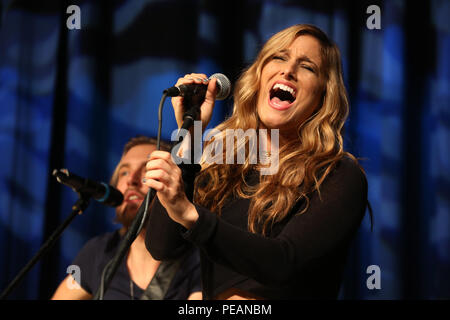 Artiste de musique country Cassadee Pope exécute pour le compte d'une foule de près de 2 000 soldats, marins et membres de la Communauté pendant la 7e guitare WRNS Traction au Marine Corps Air Station Cherry Point, N.C., 19 novembre 2015. Le concert gratuit organisé par Marine Corps Services communautaires et locales d'une station de radio de musique country WRNS. La guitare tirer les talents dont William Michael Morgan, Cam, Canaan Smith, Cassadee Pope et Waterloo Revival. (U.S. Marine Corps Photo par le Cpl. N.W. Huertas/libérés) Banque D'Images