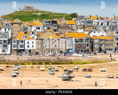 ST Ives, Angleterre - le 19 juin : chapelle St Nicolas sur une colline, au-dessus des commerces et du port, à St Ives, Cornwall. À St Ives, en Angleterre. Le 19 juin 2018 Banque D'Images